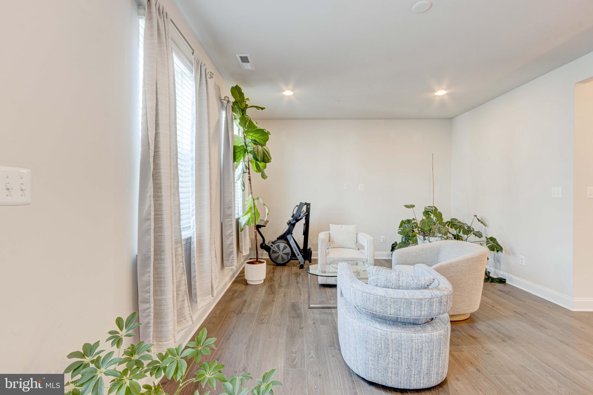 OXFORD SQUARE - Residential