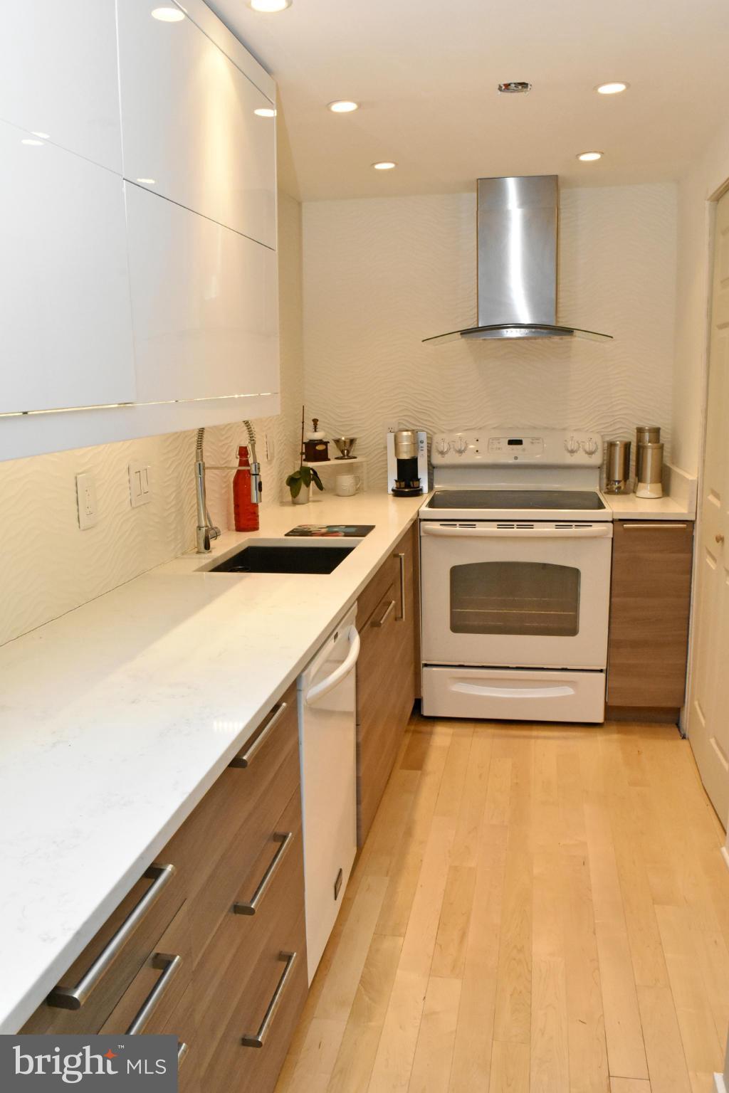 CHRISTOPHER COURT - Residential