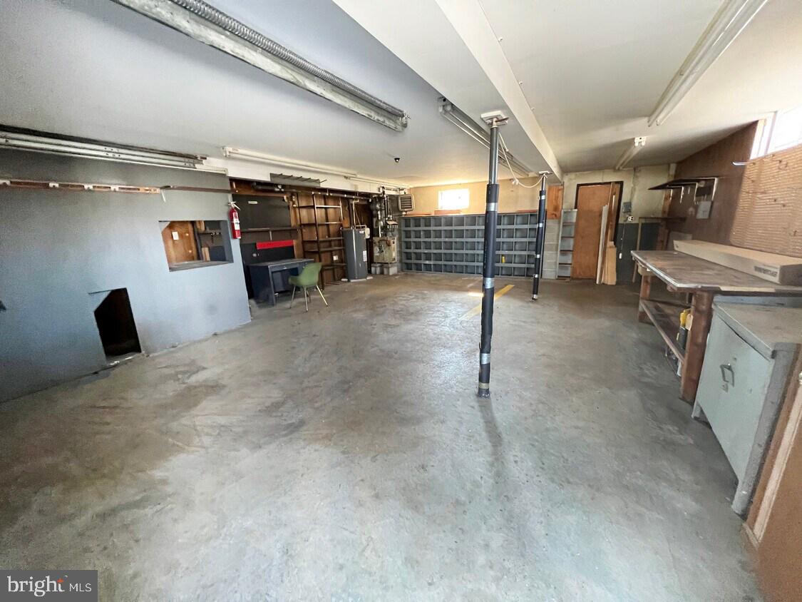 2411 E LINCOLN HIGHWAY