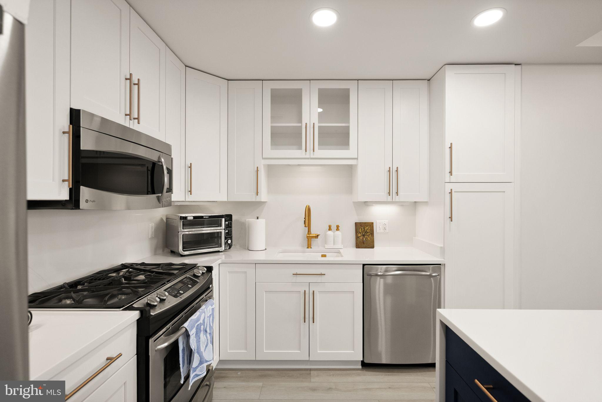 ONE PARK CREST CONDOMINIUM - Residential