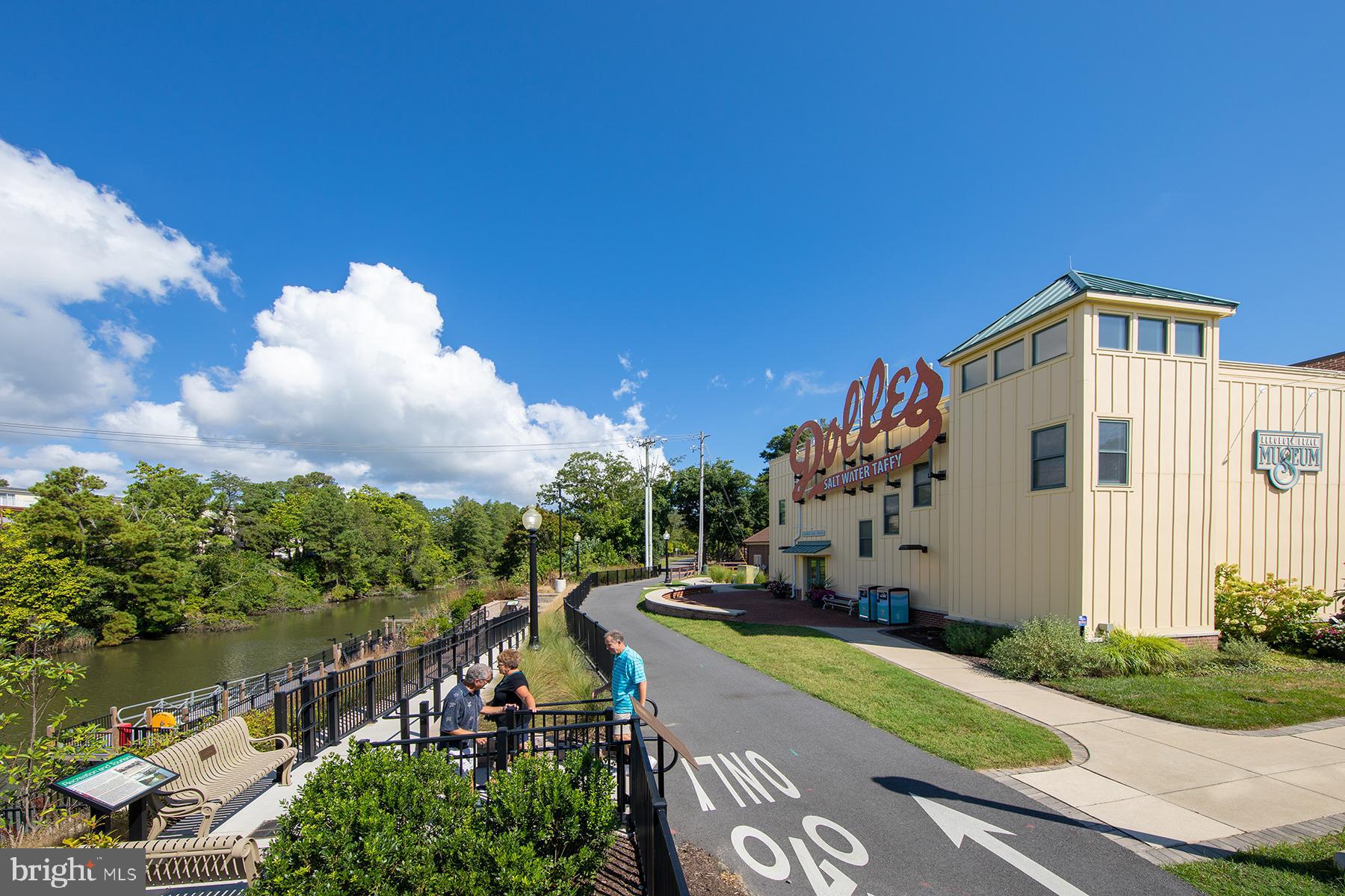 COUNTRY CLUB ESTATES - Residential