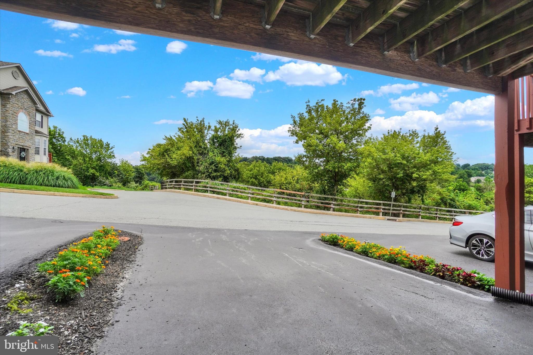 HUNT CLUB CONDOS - Residential