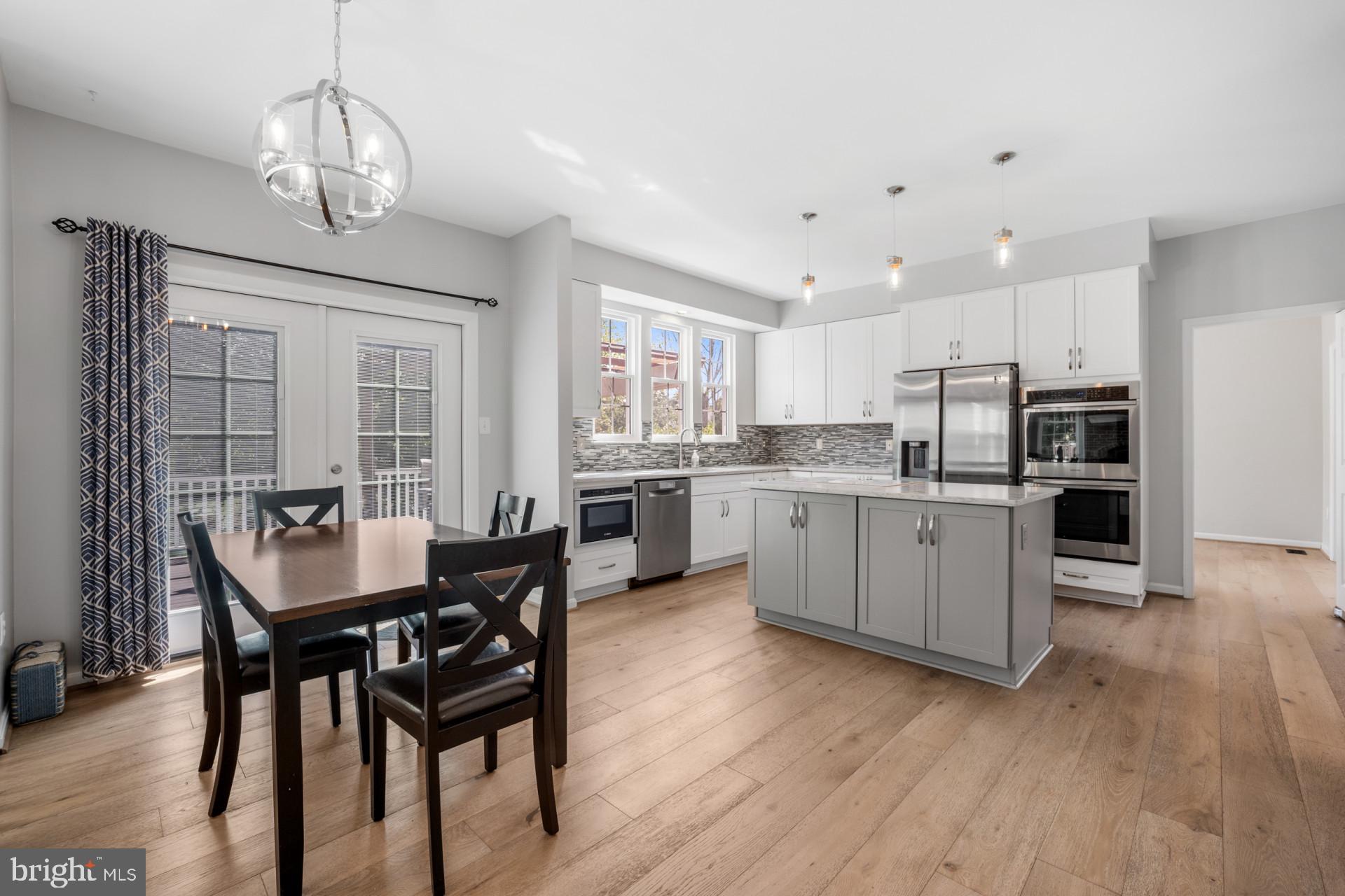 609 KRISTIN COURT SE