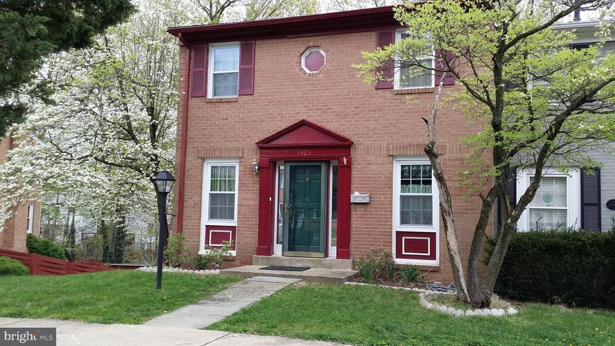 Spacious end unit, windows energy efficient, remodled home, hardwood floors, granite counter tops, great location to VRE and I 95. Seller prefers JDM Title.