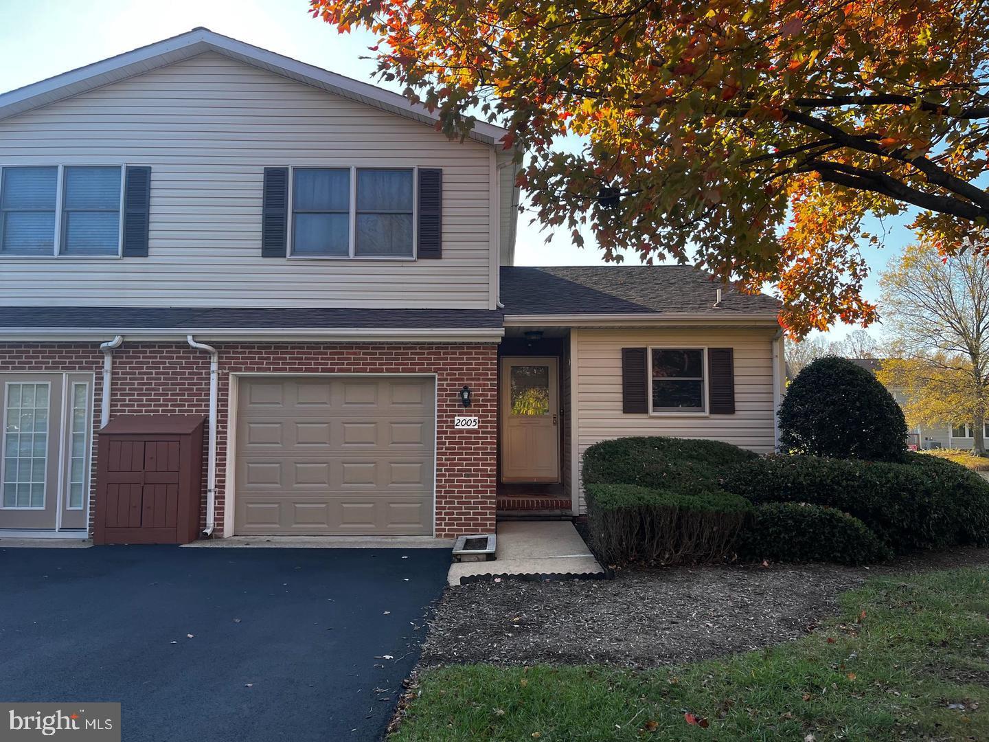 2 bedroom end unit townhouse located in beautiful bridgepointe neighborhood. There is a den that could be used as a 3rd room. This townhouse comes fully furnished.