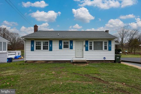 Photo of 35 Strasburg Pike, Lancaster, PA 17602 (MLS # PALA2046572)