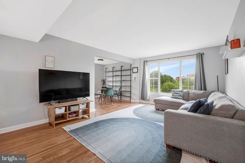 Photo of 1427 N Nash Street N #N-202, ARLINGTON, VA 22209 (MLS # VAAR2075274)
