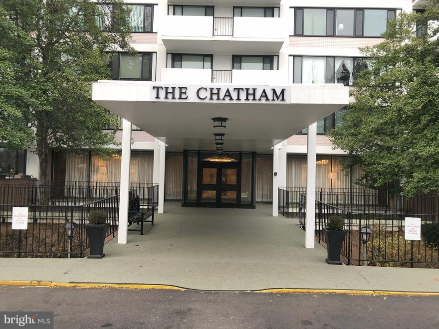 This exceptionally well-located unit is perfectly priced, and with lots of natural sunlight.  The rent covers everything, heating, A/C, electricity, water, sewer, trash removal, snow removal, storage, parking, front desk, grounds maintenance....METRO is only 12 blocks by foot, and 6 to 10 mins. away by car.  If  you are looking for a clean well-price place, in a great location and exceptional unobstructed views, this is place is for you.