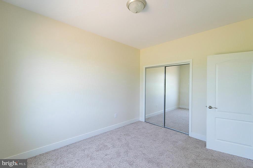 THE LAKES AT MARTINSBURG - Residential Lease