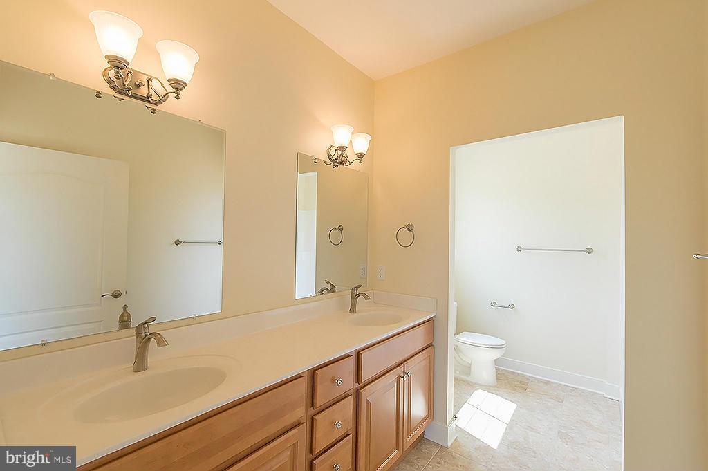 THE LAKES AT MARTINSBURG - Residential Lease