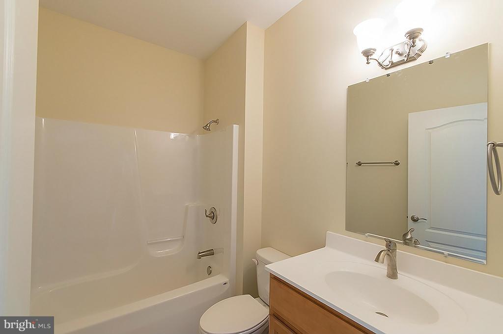 THE LAKES AT MARTINSBURG - Residential Lease