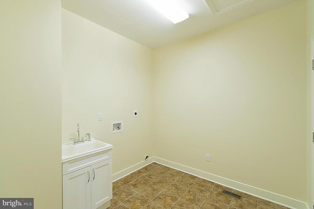 THE LAKES AT MARTINSBURG - Residential Lease