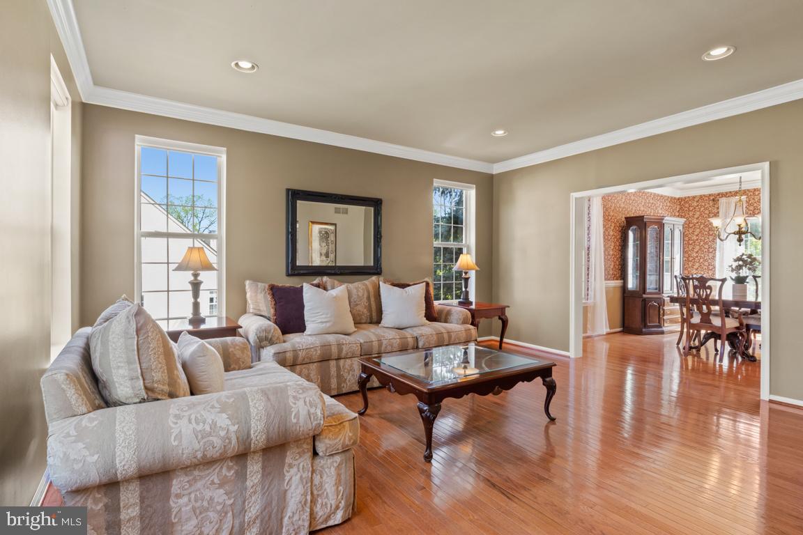 WOODED GLEN - Residential