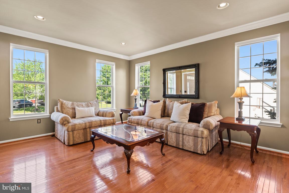 WOODED GLEN - Residential