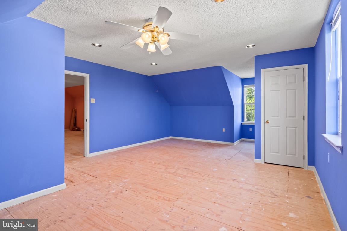 WOODED GLEN - Residential