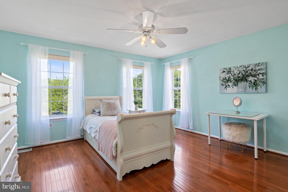 WOODED GLEN - Residential