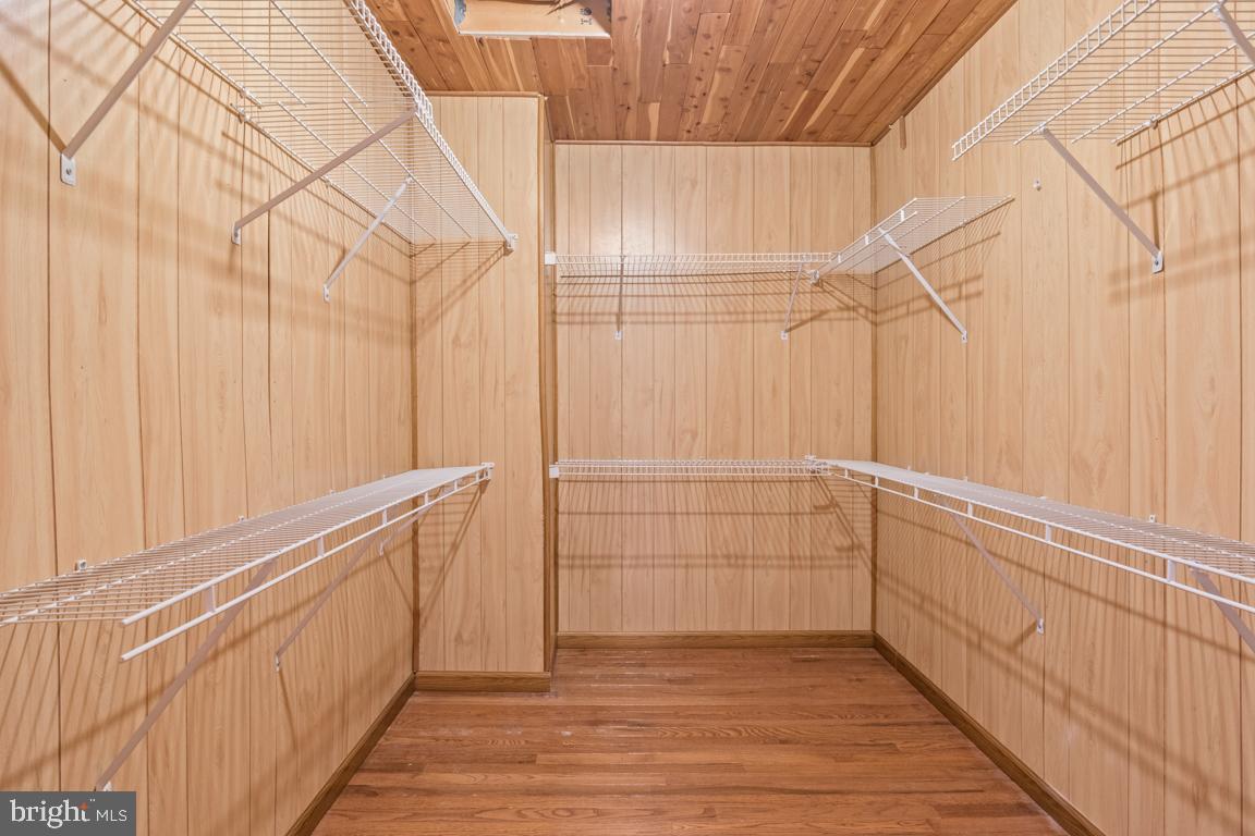 WOODED GLEN - Residential