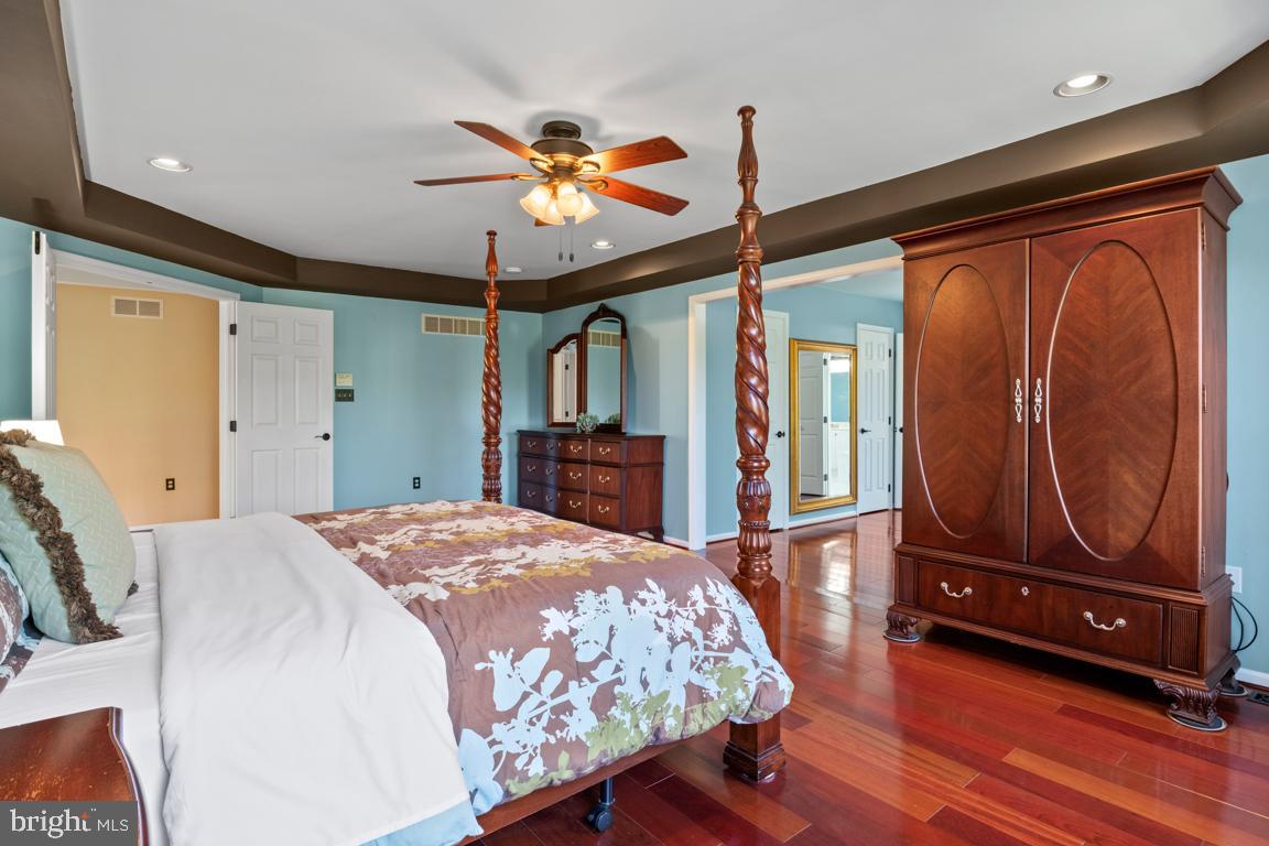 WOODED GLEN - Residential