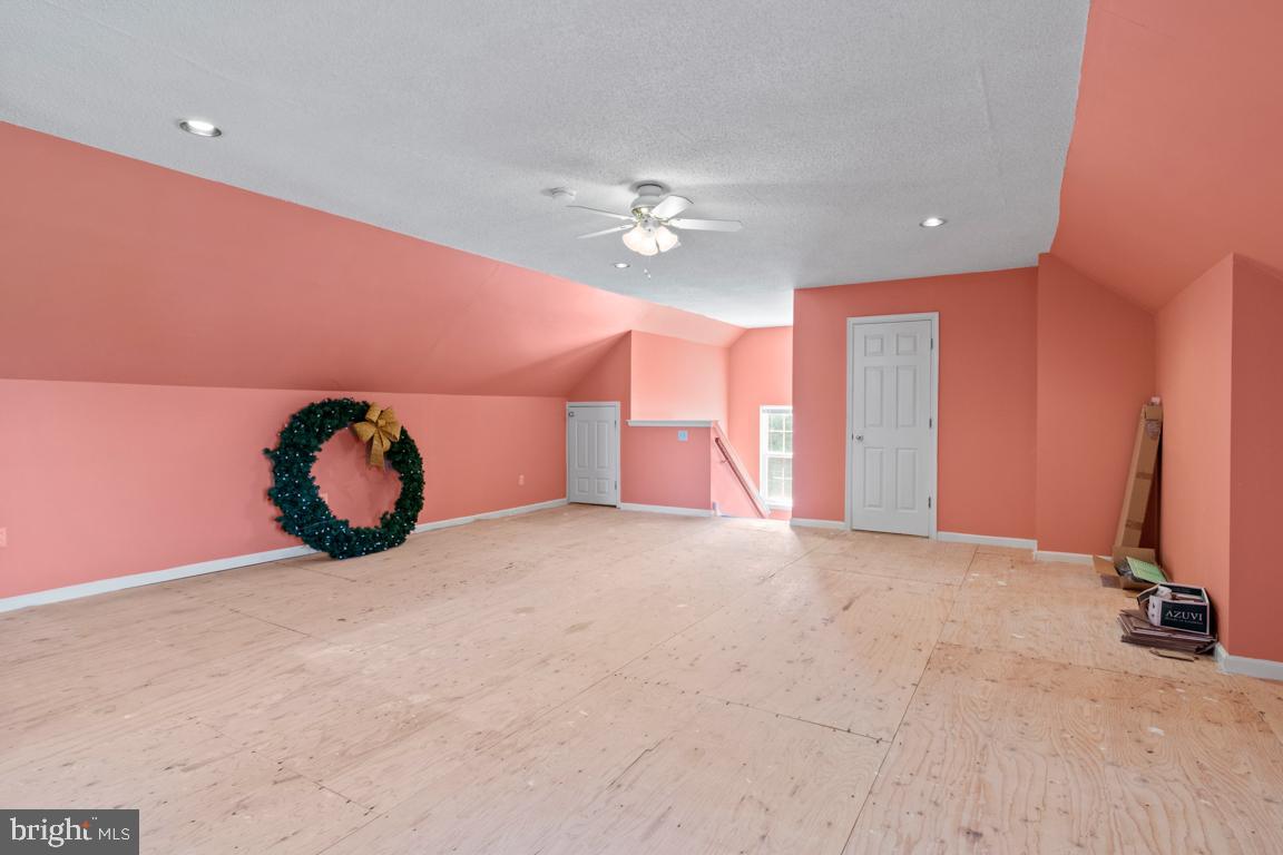 WOODED GLEN - Residential