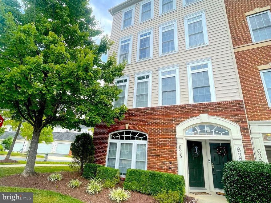 Welcome Home!! Beautiful 2 level TH/condo END UNIT 3 Beds 2.5 Baths with garage and lots of natural light. Home features several important updates including:  New Central Vacuum System (2021) with 3 access points in the house and 1 in the garage + accessories. Premium painting throughout (2021), Brand New LG Smart Washer and Dryer, New hardwood floors installed throughout and stairs.  New Sink, Counter tops and backsplash on kitchen.  Chandelier on Dinning room (included) + Light fixtures on Living room. New electric fireplace (removable). New Wifi controlled garage door opener, New door Knobs and more .. 
Enjoy the outdoors  in  the balcony or at the pool! 
Community includes outdoor pool, tennis courts, clubhouse. Plenty of parking. Don't Miss!!