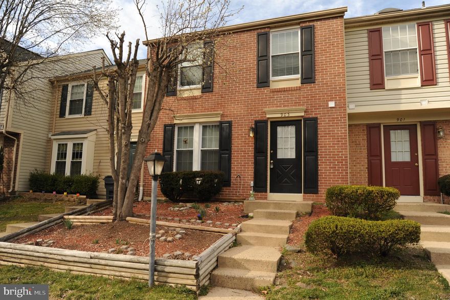 Beautiful brick front townhouse , 2 levels, 3 bedrooms , 1 and half bathroom,  newly painted, stainless steel appliances, nice patio , conveniently located near shopping centers  and public transportation.   Nice backyard, beautiful hardwood floors , washer dryer ,  Rental requirements ***No more than 2 incomes to qualify. Credit score: 700 or better***Debt to income ratio applied based on landlord requirement.  $50 per applicant processing fee. $1,550 earnest money deposit to Fairfax Realty Select. Pay by Cashier's check or Money Order**