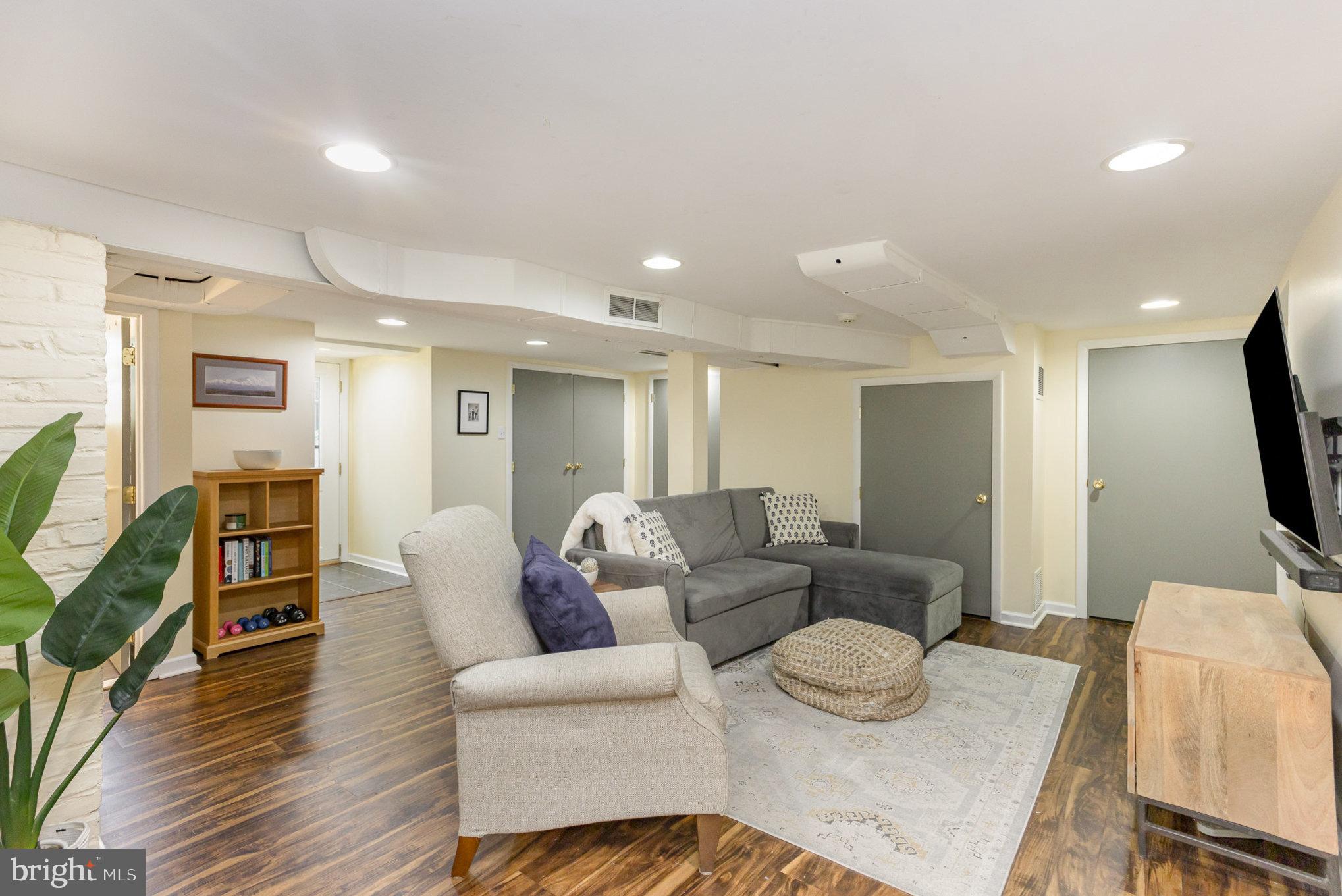 ROLAND PARK - Residential