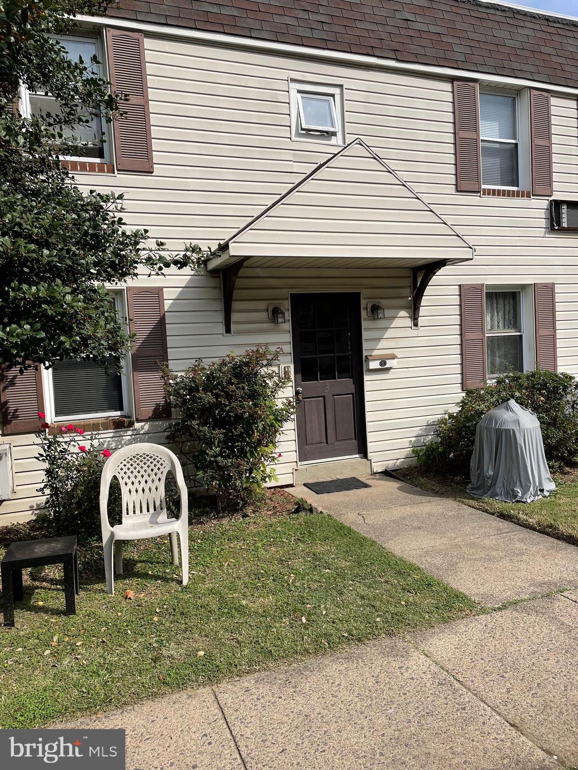 Second Floor 2 Bedroom 1 bath unit in Brighton Village. Living Room, Dining Room and New Kitchen.
New Floors in Living Room, Hall and one bedroom.