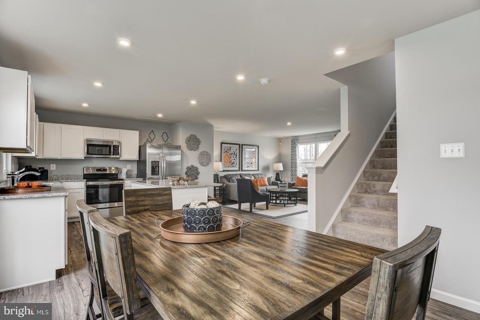 ROLLING HILLS - Residential