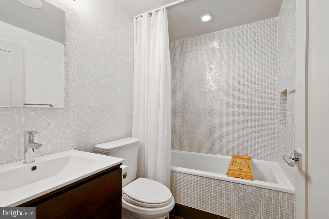 LOCUST POINT - Residential