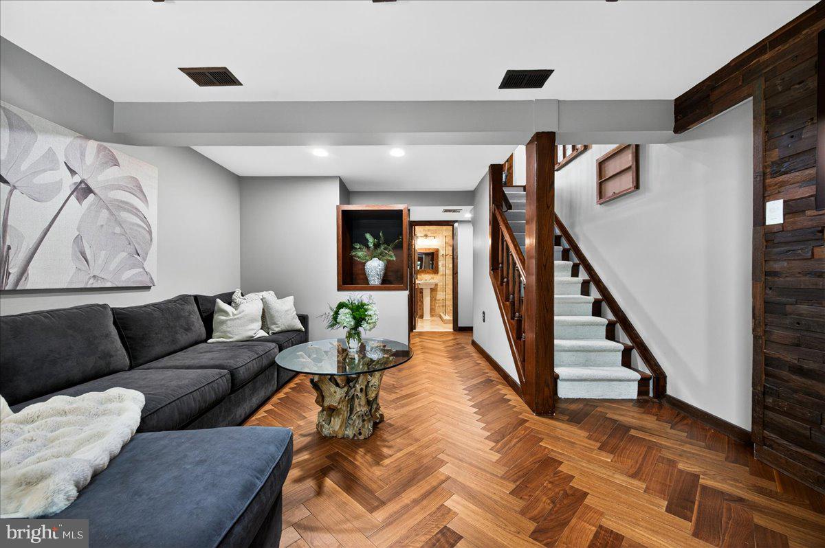 NEWINGTON FOREST - Residential