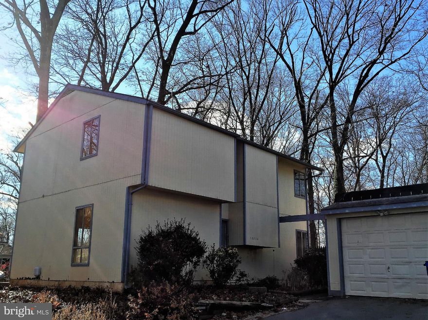 Contemporary SF with spacious bedrooms- Large deck and quiet cul-de-sac lot-Fully fenced -huge backyard-Pet considered with deposit-Plenty of parking available.