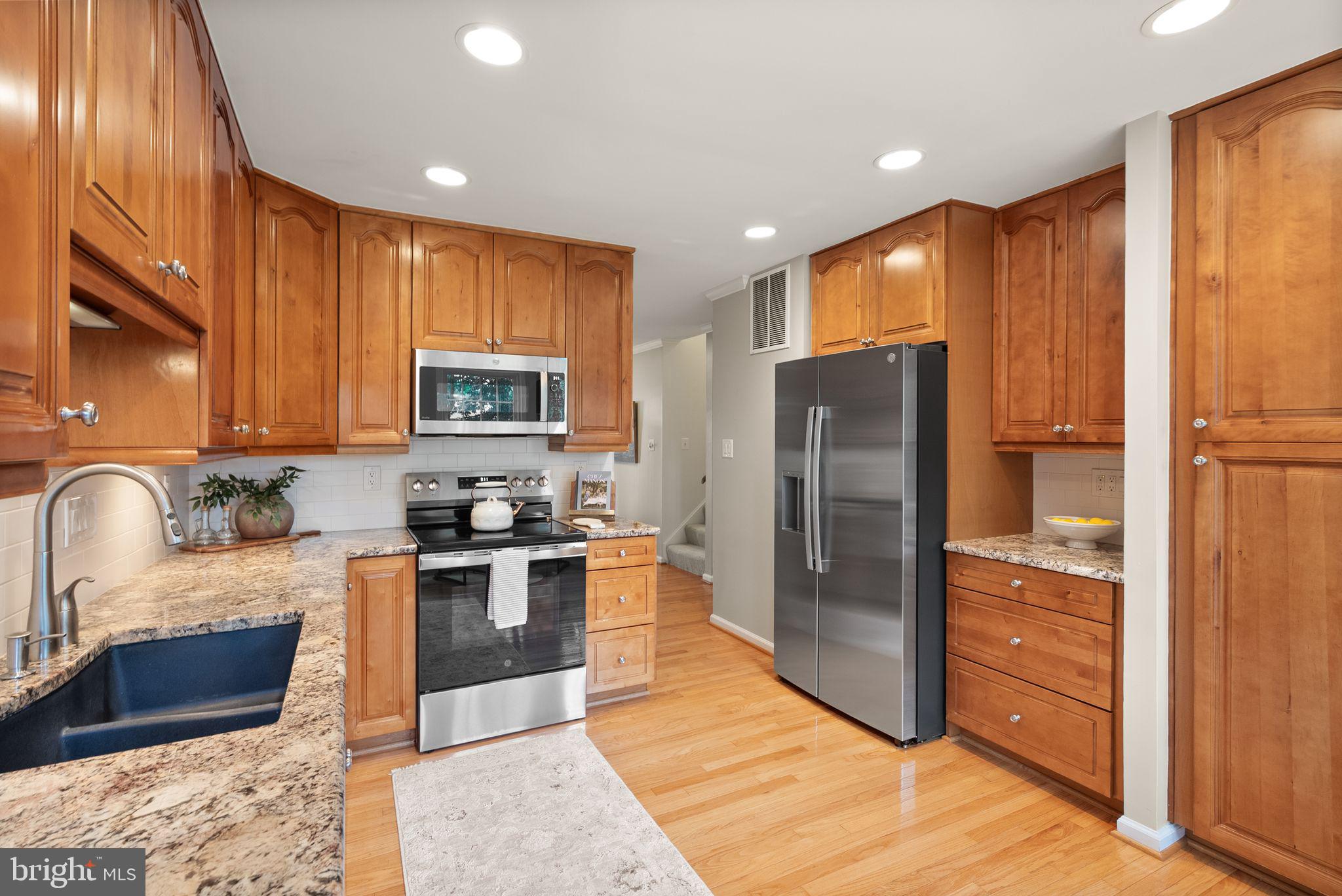 8906 TAILCOAT COURT