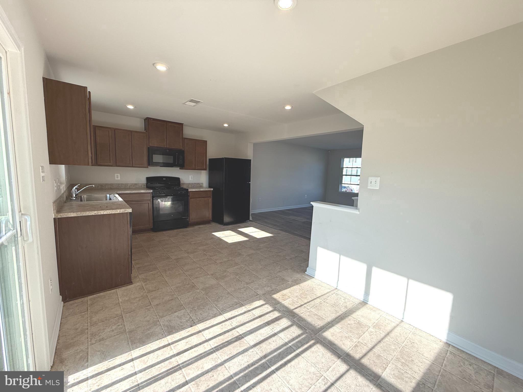 THE LAKES AT MARTINSBURG - Residential Lease