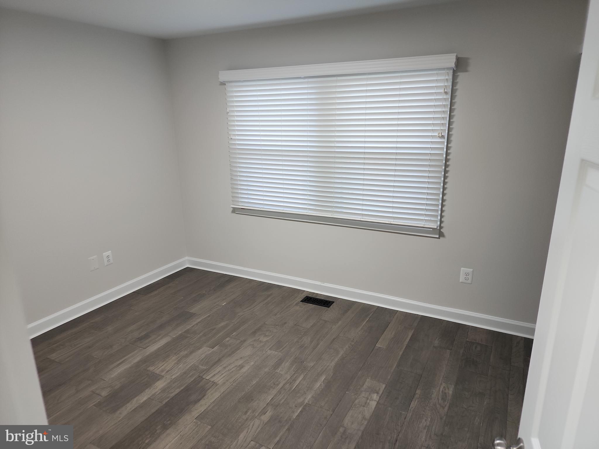 WHITE HALL - Residential