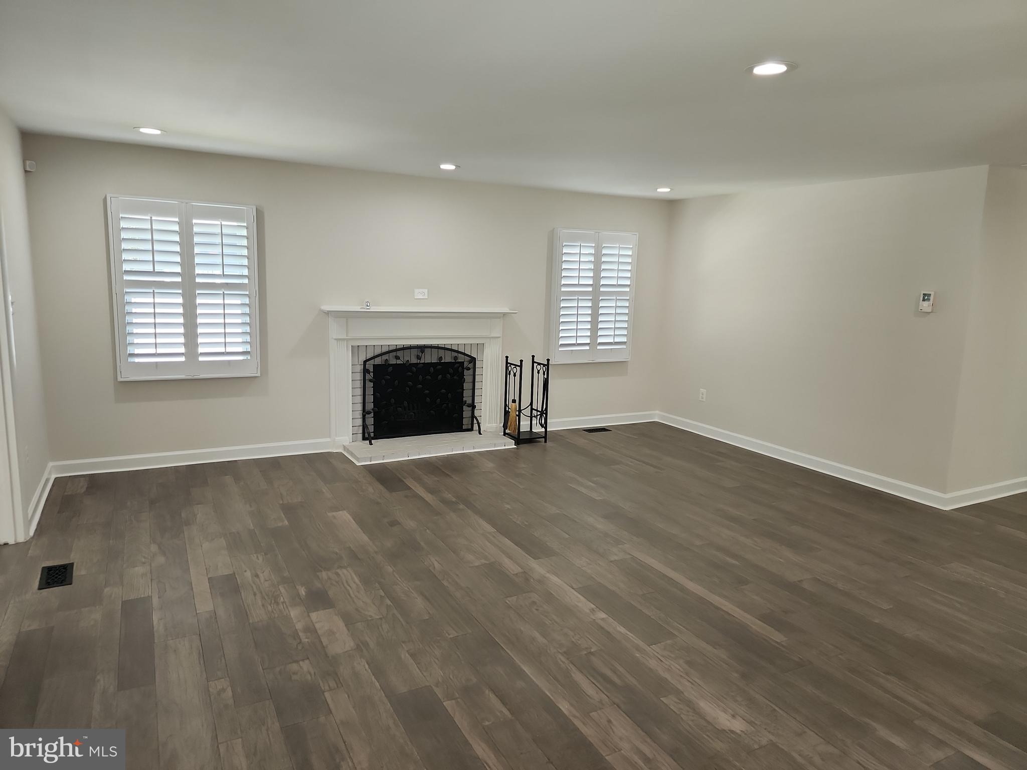 WHITE HALL - Residential