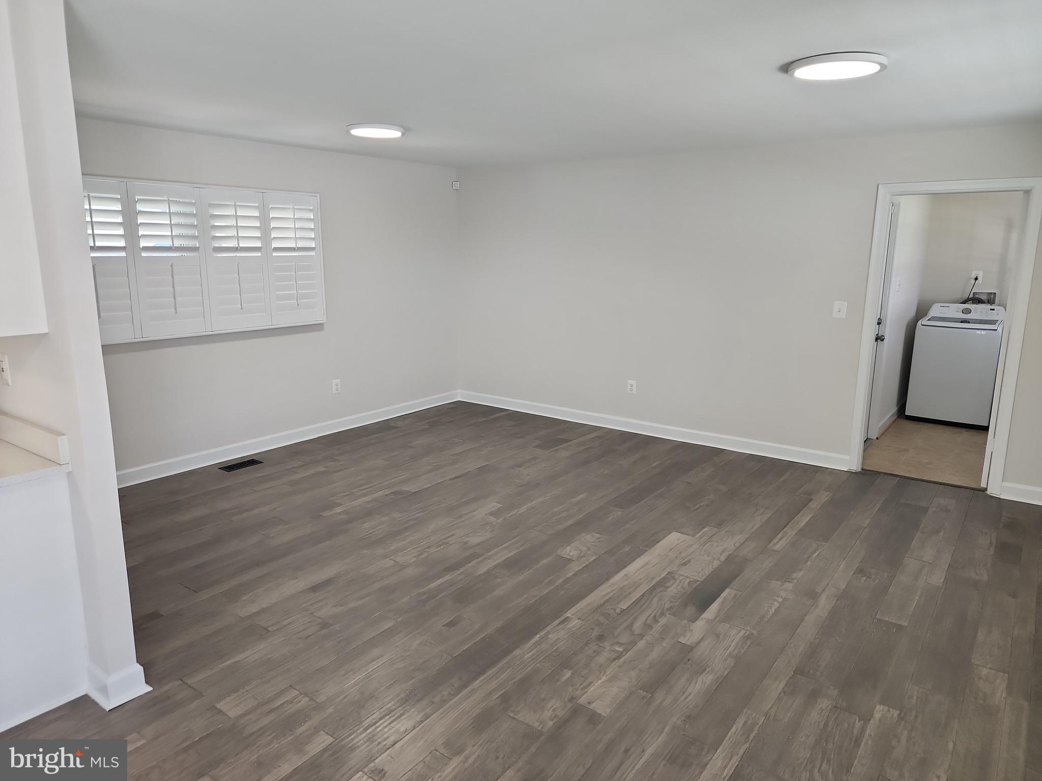 WHITE HALL - Residential