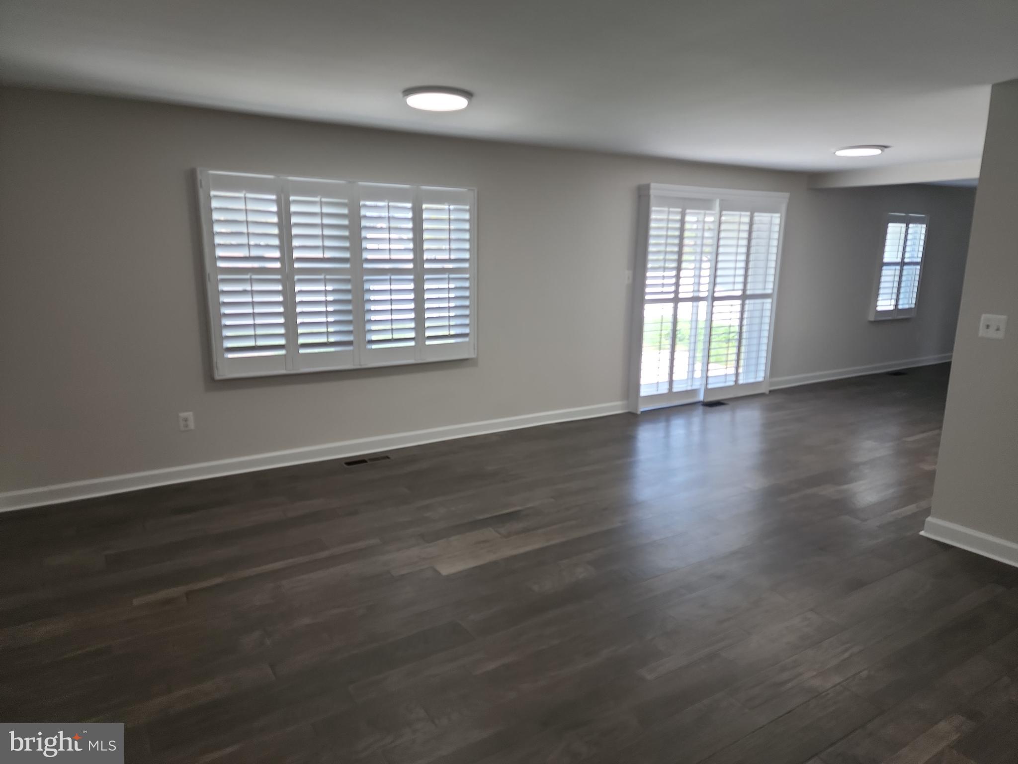 WHITE HALL - Residential