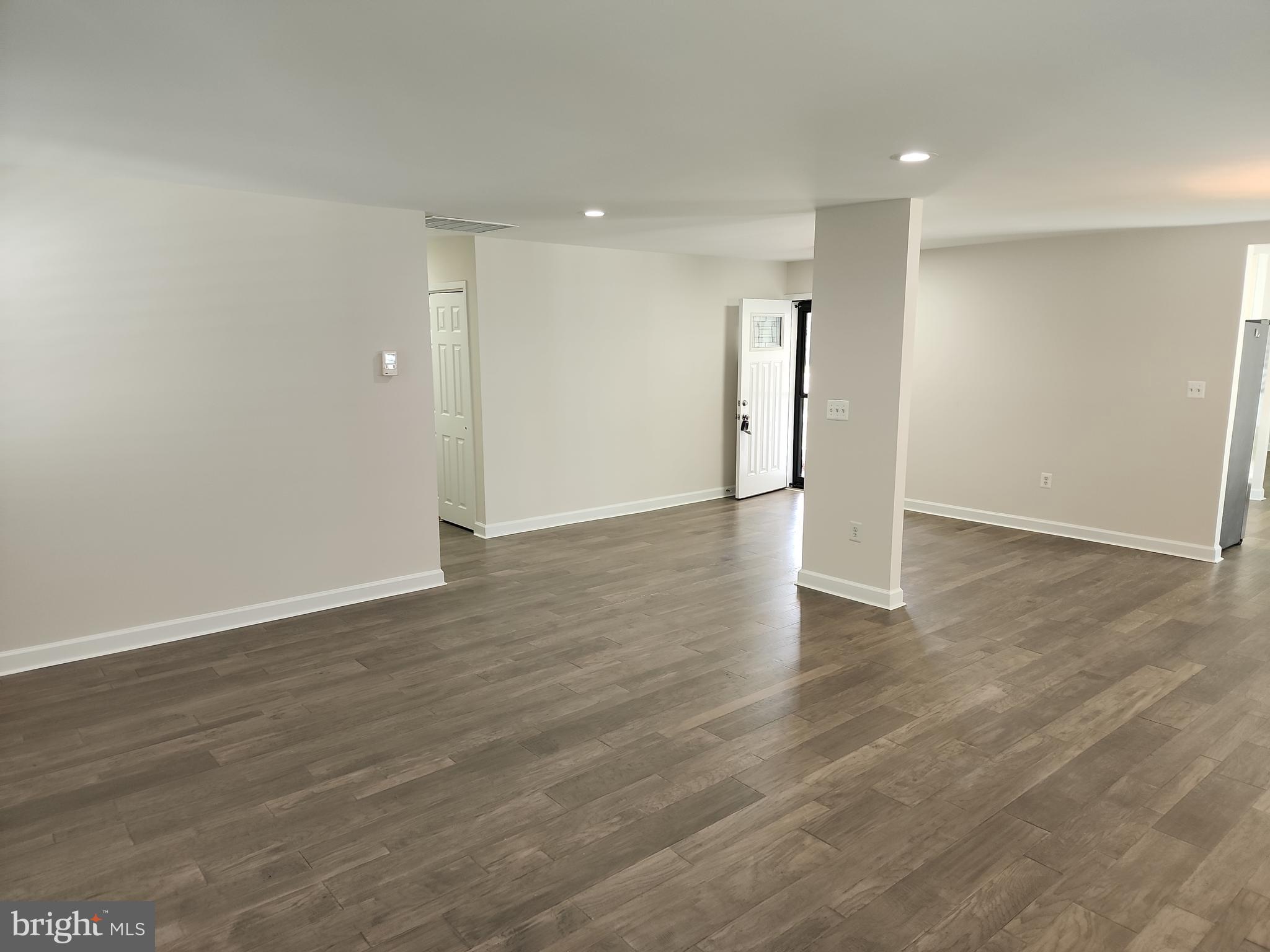 WHITE HALL - Residential