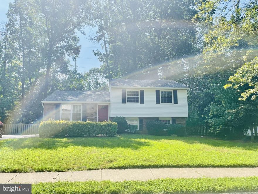 Move into this beautiful 4 Bedroom 2.5 Bath Split Level Home,  features high ceilings with gleaming hardwood flooring. Private, fully-fenced back yard with huge walkdown deck to share warm days with family and friends. For your convenience  washer and dryer in unit.
 Location location location walking distance to shopping centers, restaurants,  multiple parks and lakes close to I-95, VRE, Springfield Metro, Ft Belvoir and more!
Please follow CDC guidelines to prevent the spread of COVID-19 and please adhere to the following directions for touring our property: Limit three persons (2 clients and 1 agent), practice social distancing, don't go if you feel unwell, don't touch anything, and wear shoe covers (if provided).