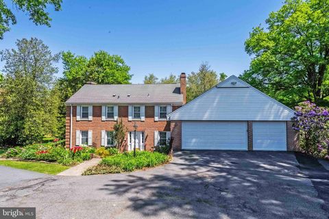 Photo of 1003 Priory Place, MCLEAN, VA 22101 (MLS # VAFX2314120)