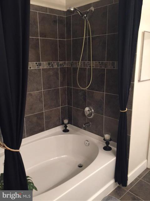 POTOMAC POINTE CONDOMINI - Residential Lease