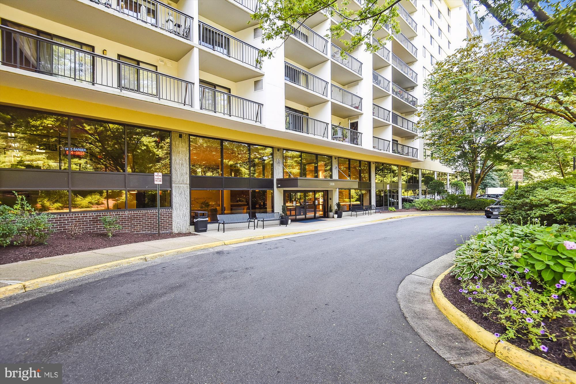 LAKESIDE PLAZA - Residential Lease