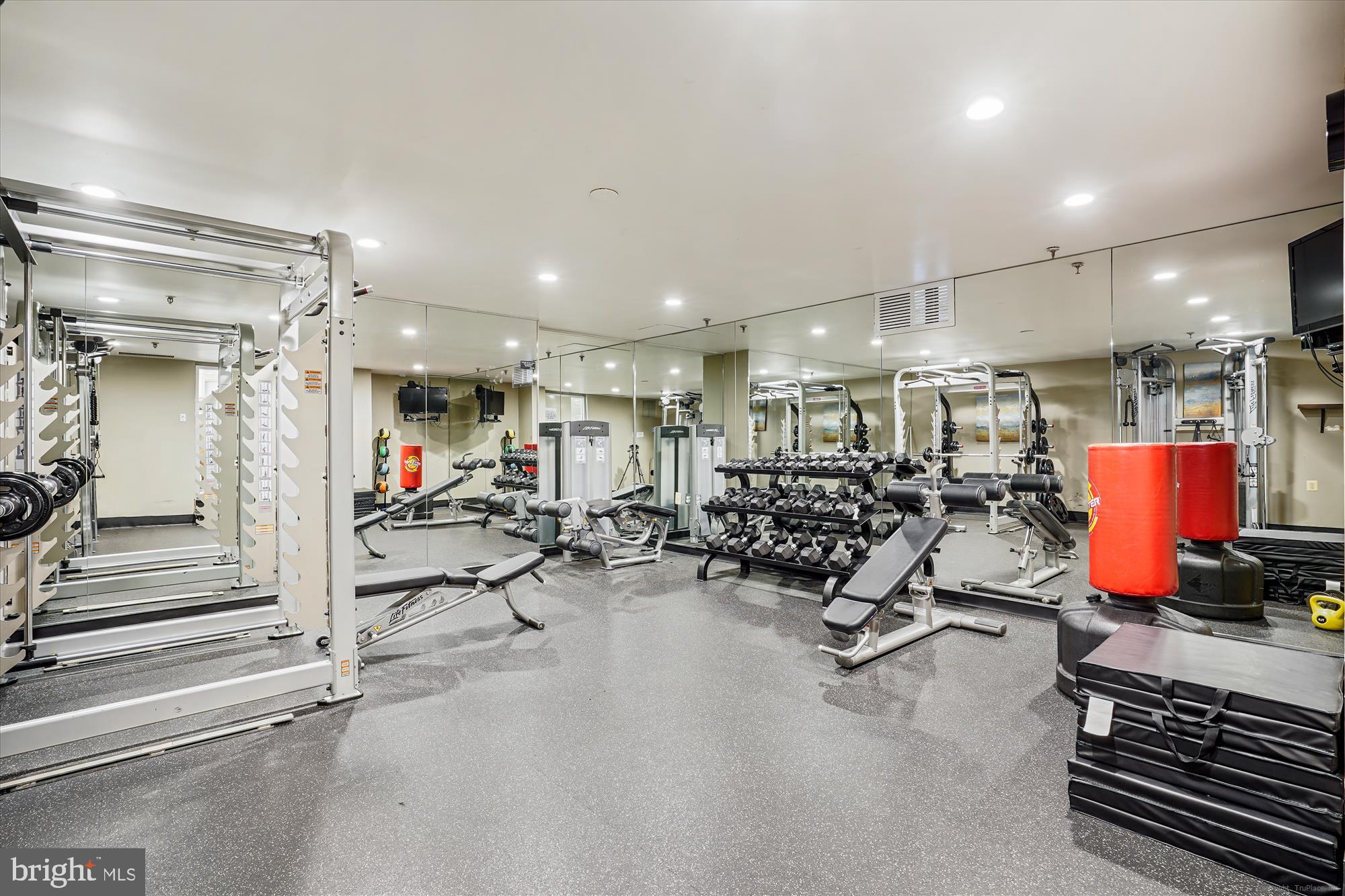 LAKESIDE PLAZA - Residential Lease