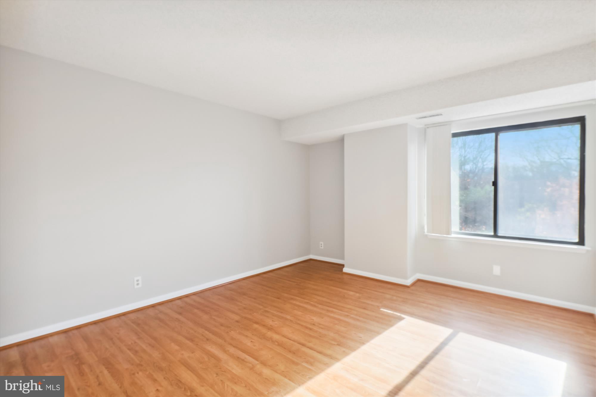 LAKESIDE PLAZA - Residential Lease