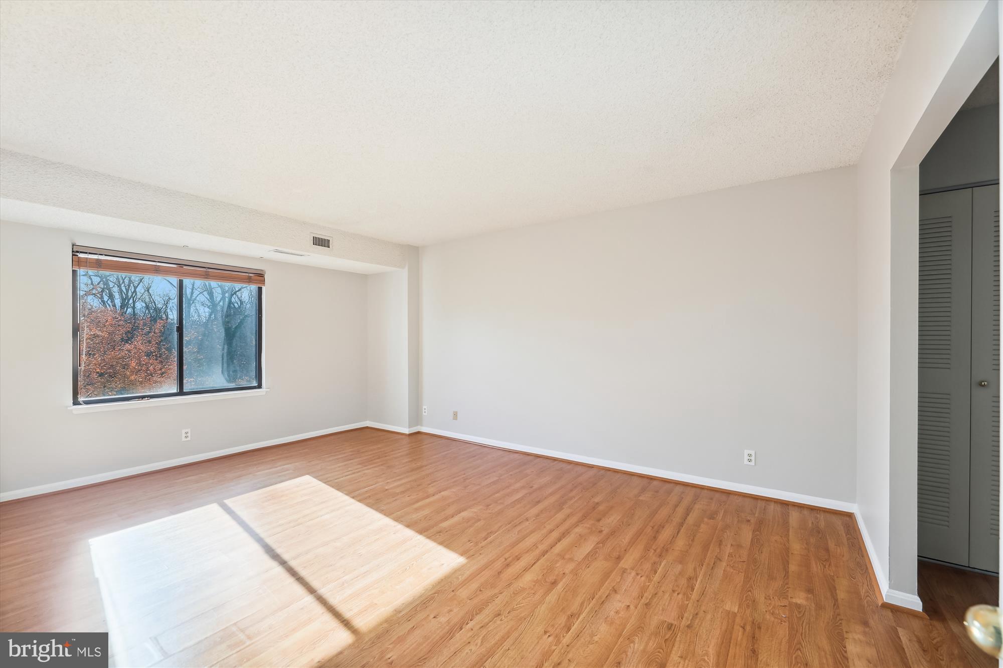 LAKESIDE PLAZA - Residential Lease