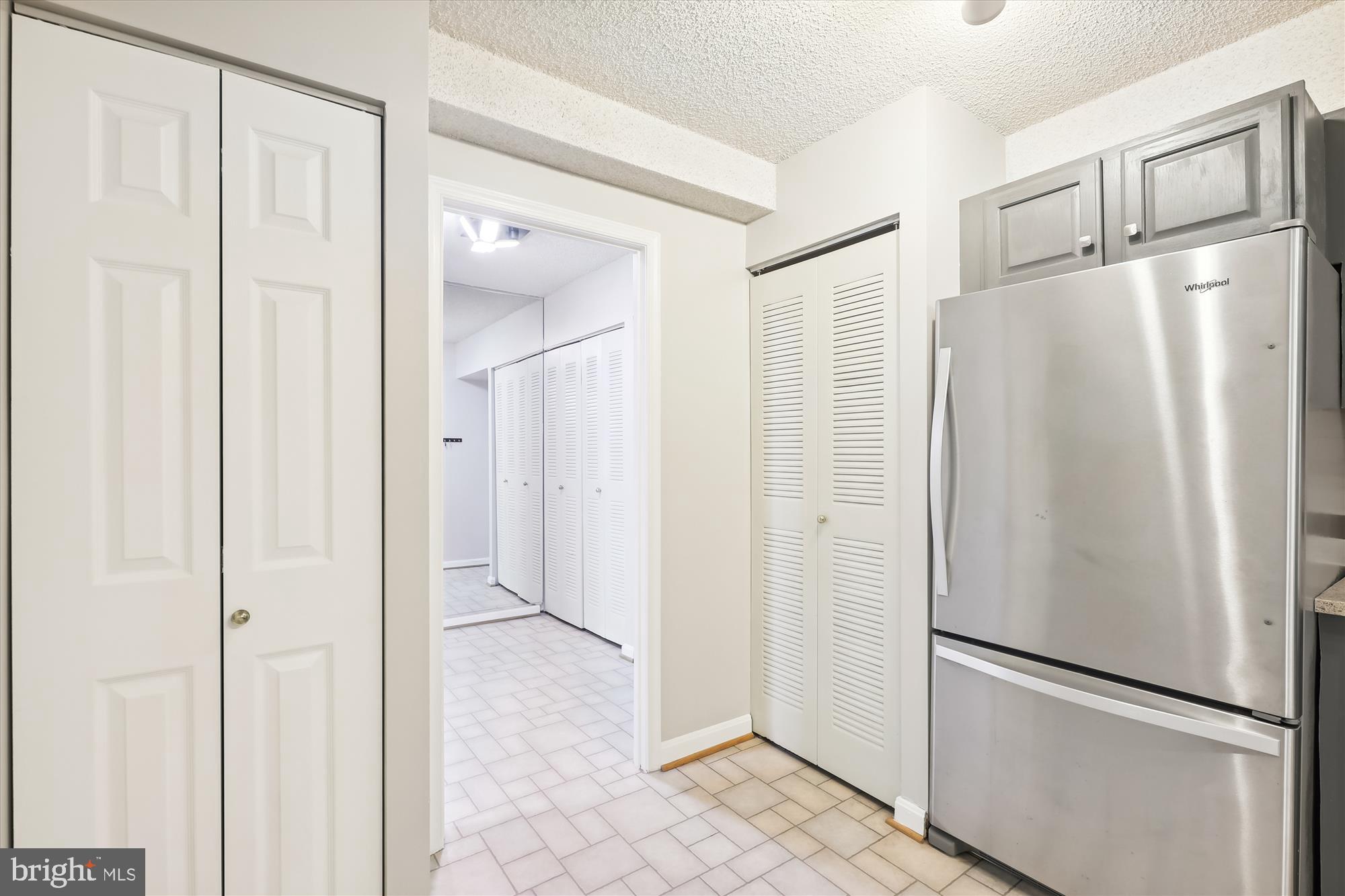 LAKESIDE PLAZA - Residential Lease