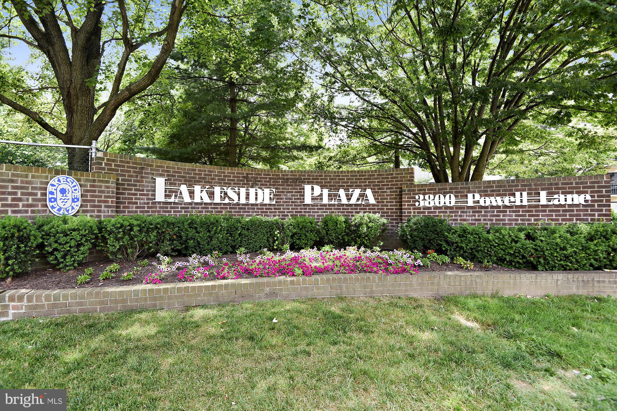 LAKESIDE PLAZA - Residential Lease