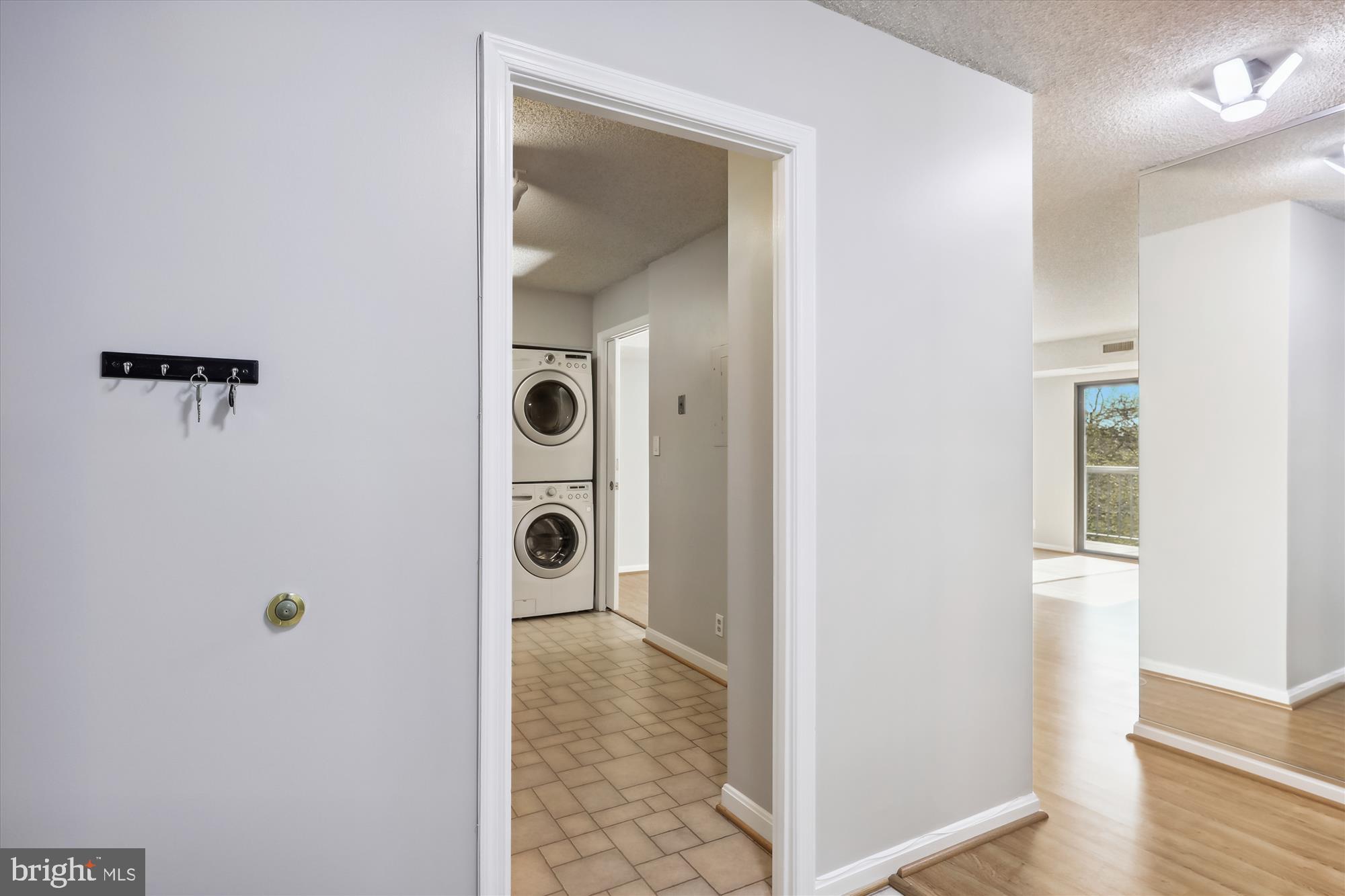 LAKESIDE PLAZA - Residential Lease