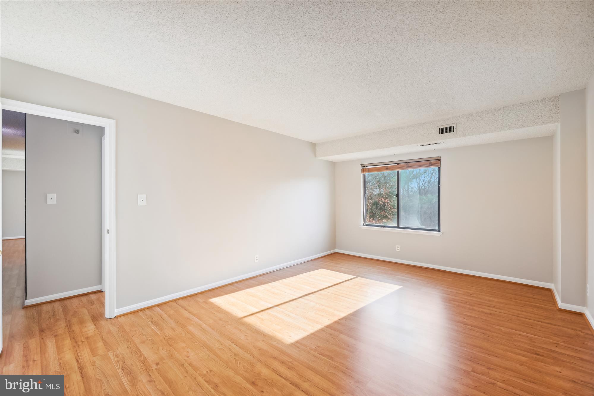 LAKESIDE PLAZA - Residential Lease