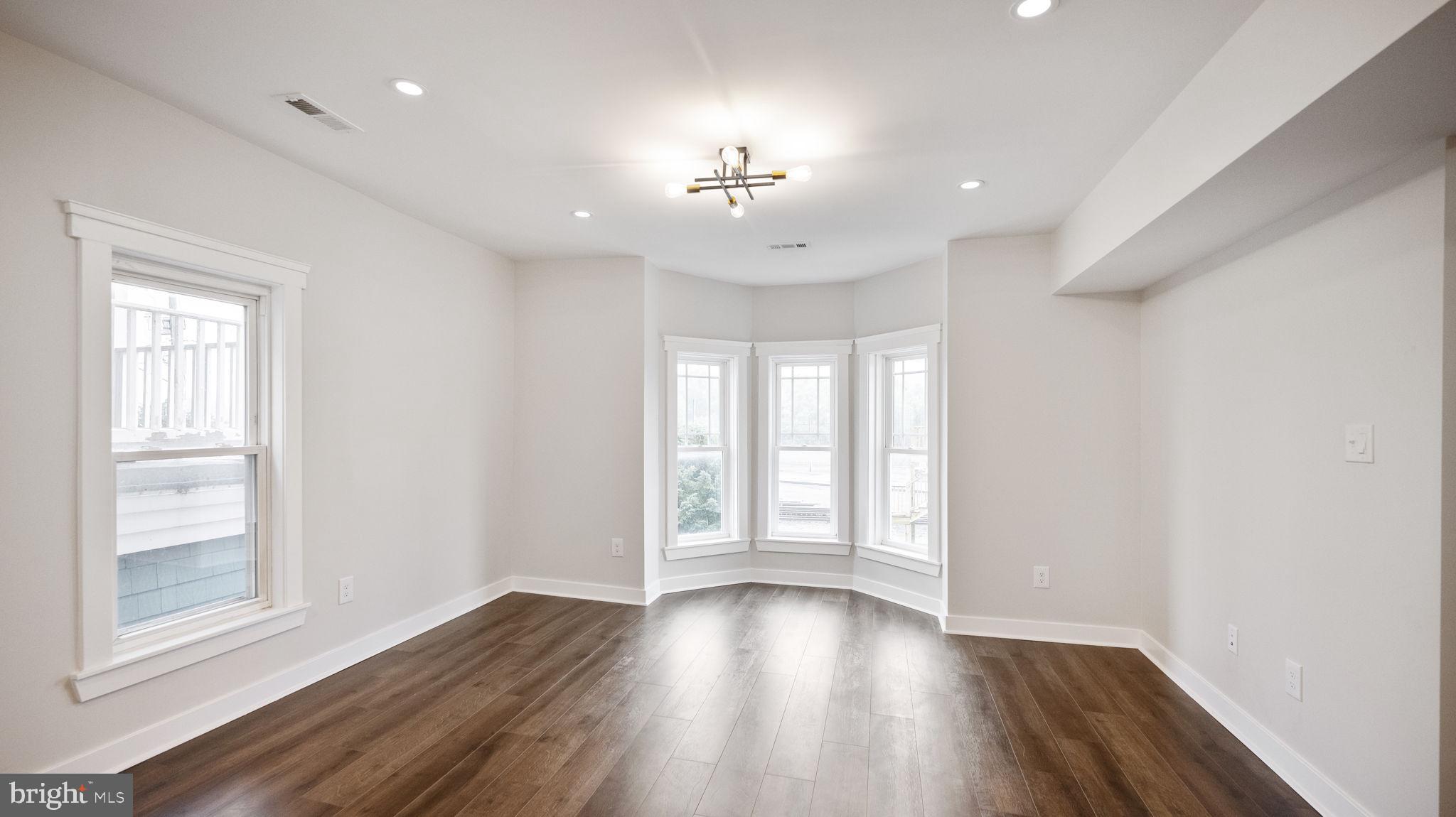 DOWNTOWN BRUNSWICK - Residential Lease